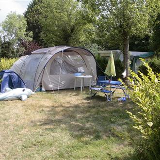 emplacement herbeux bien délimité au Camping de la plage à Bénodet