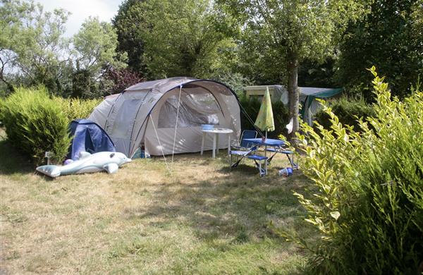emplacement herbeux bien délimité au Camping de la plage à Bénodet
