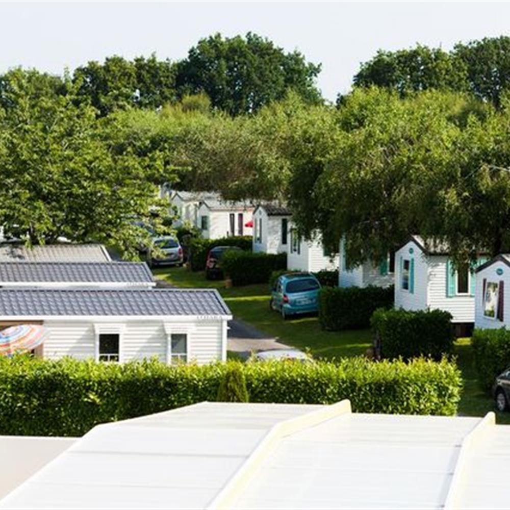 parc locatif allée piscine