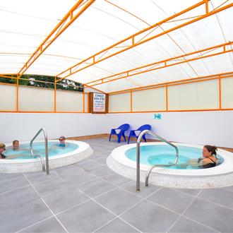 Bains à remous couverts du Camping de la plage à Bénodet