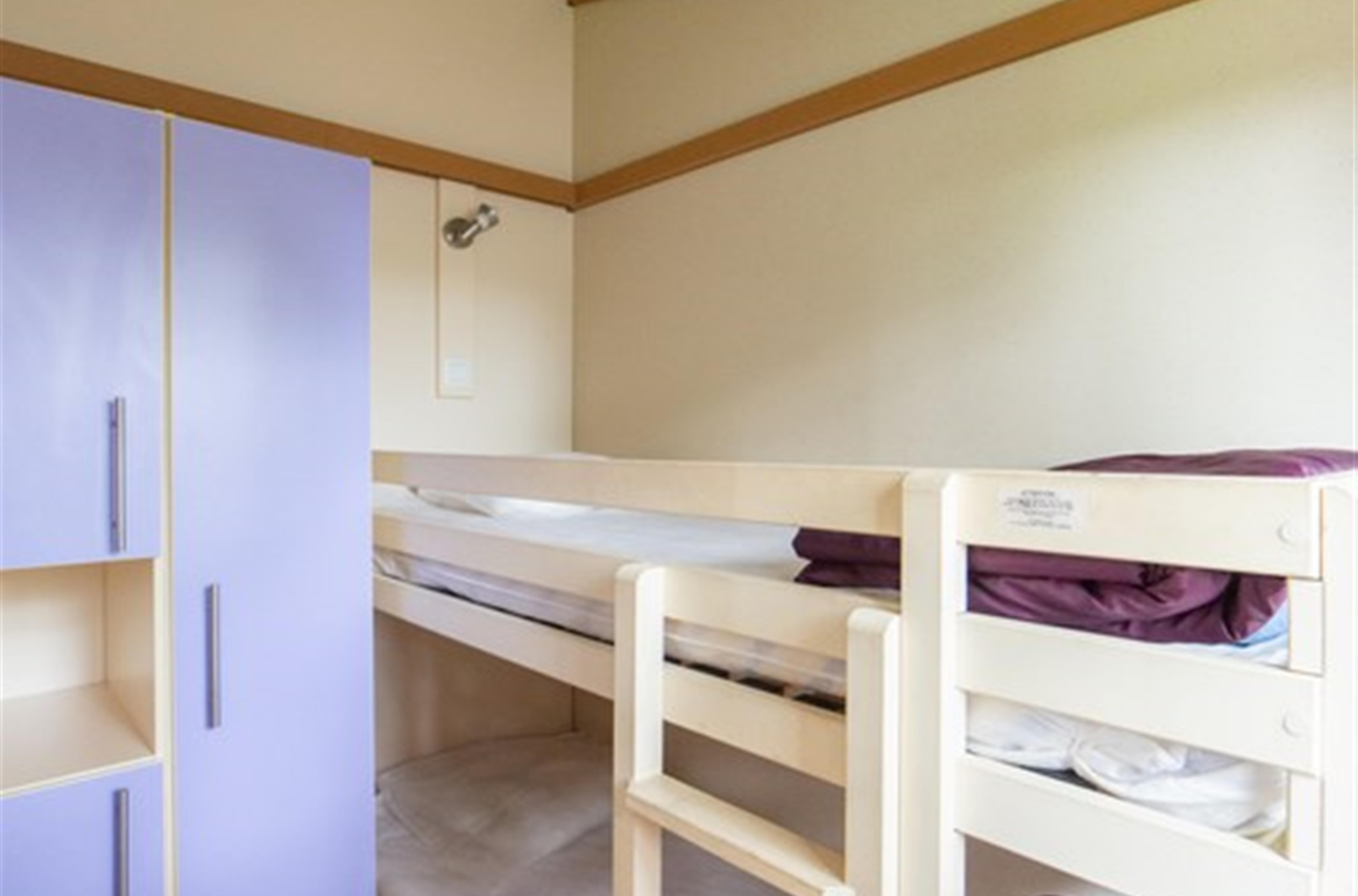 chambre avec lits superposés pour les enfants