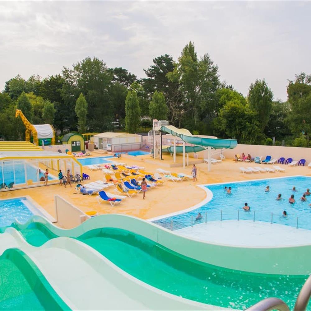 Espace aquatique avec piscines et toboggans