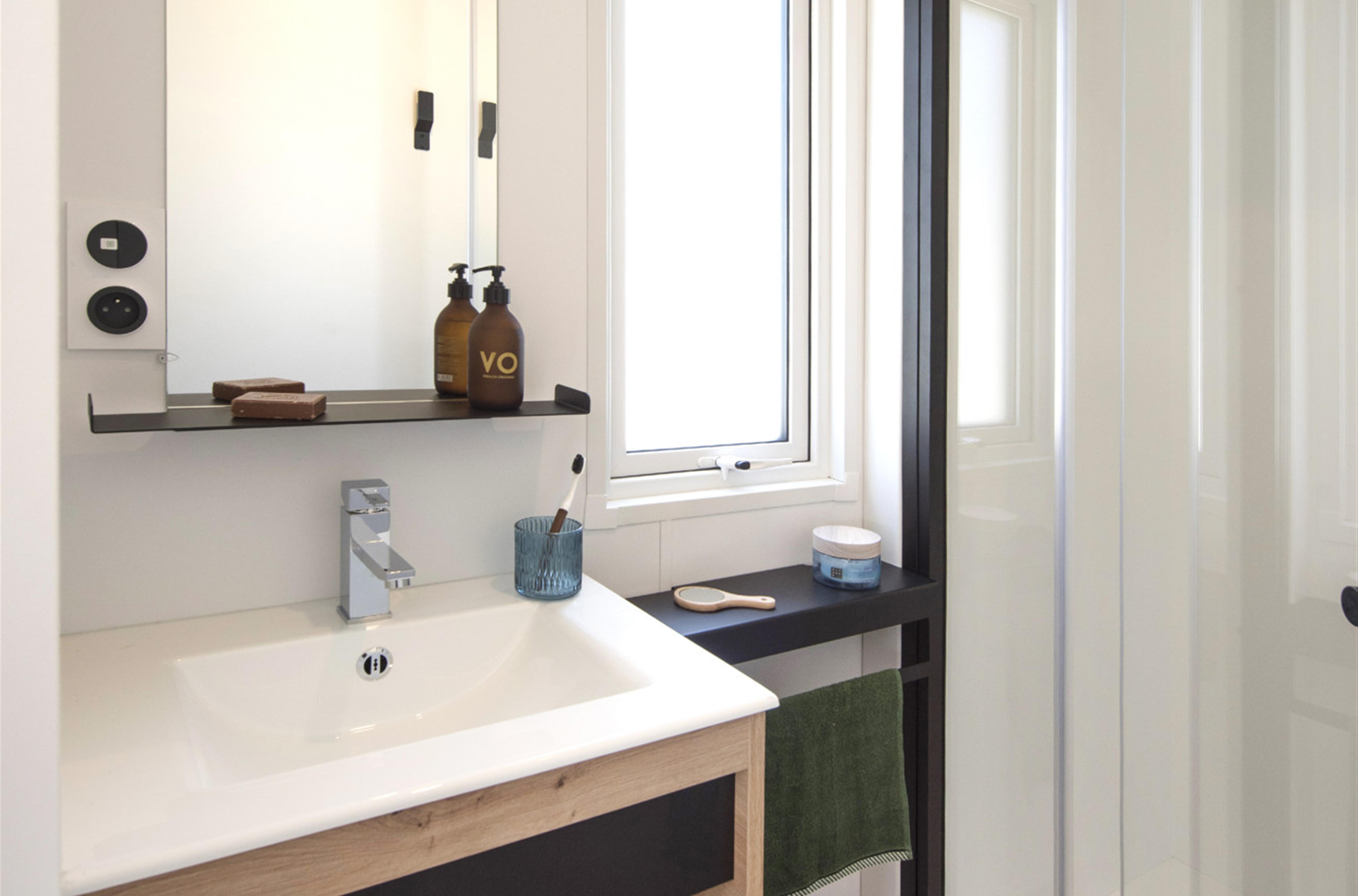 Salle de bain avec douche et lavabo.Camping de la plage 29950 Bénodet