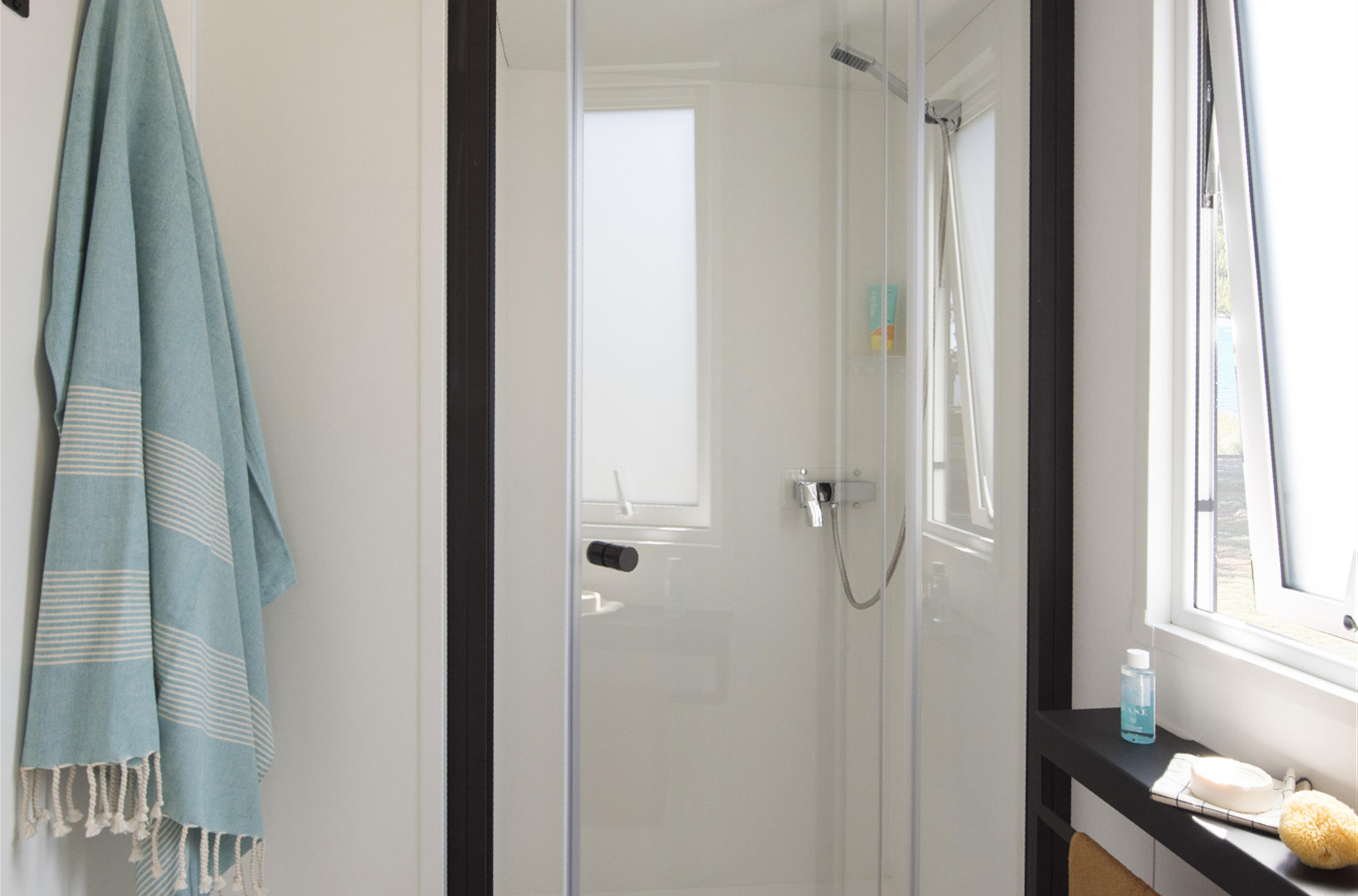 Douche dans le chalet Club Camping de la plage 29950 Bénodet