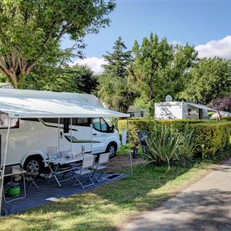emplacement herbeux bien délimitéau Camping de la plage à Bénodet