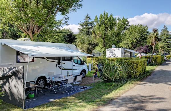 emplacement herbeux bien délimitéau Camping de la plage à Bénodet